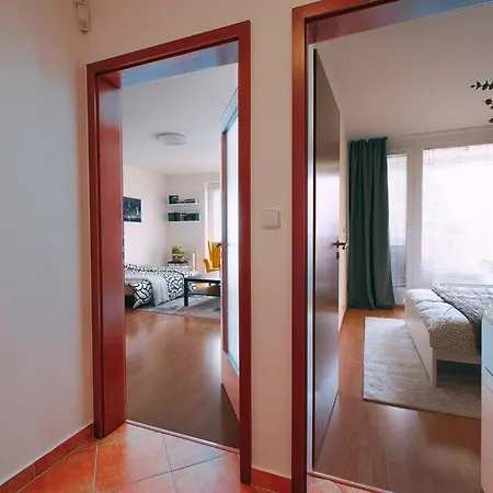 U Metra, 4 Hoste, Parking Free, Blizko O2 Arena