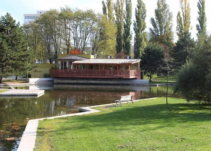 U Metra, 4 Hoste, Parking Free, Blizko O2 Arena