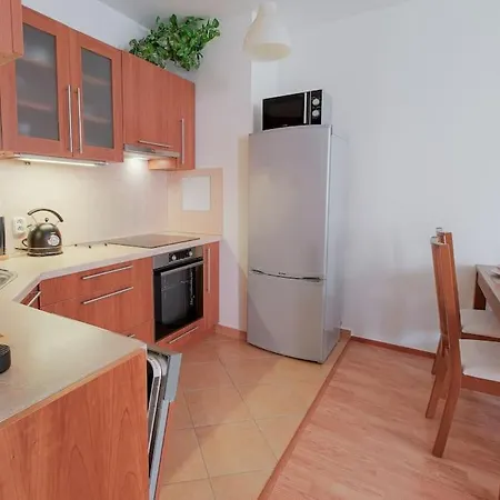 Apartamento U Metra, 4 Hoste, Parking Free, Blizko O2 Arena Praga