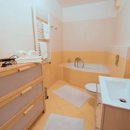 U Metra, 4 Hoste, Parking Free, Blizko O2 Arena Apartamento
