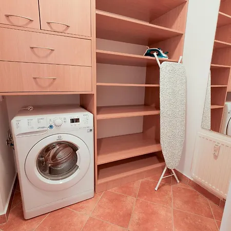 U Metra, 4 Hoste, Parking Free, Blizko O2 Arena Praga