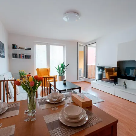 Apartamento U Metra, 4 Hoste, Parking Free, Blizko O2 Arena Praga