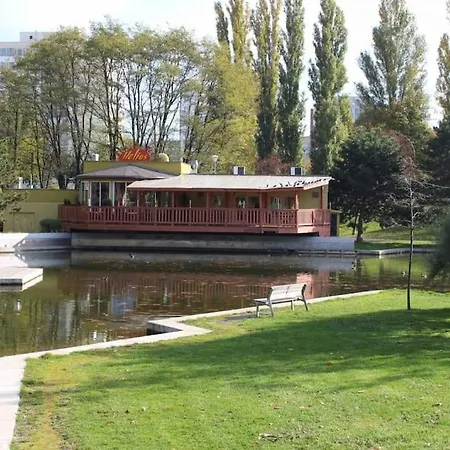 U Metra, 4 Hoste, Parking Free, Blizko O2 Arena