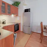 Apartament U Metra, 4 Hoste, Parking Free, Blizko O2 Arena Praga