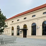 U Metra, 4 Hoste, Parking Free, Blizko O2 Arena