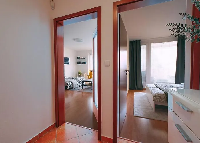 U Metra, 4 Hoste, Parking Free, Blizko O2 Arena